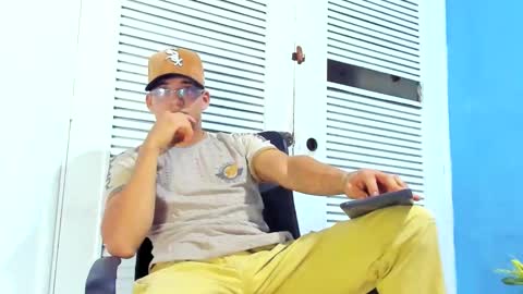 Snapshot of danii_scot chatting on 02/17/25, 03:47 Dani online show from 02/17/25, 03:47