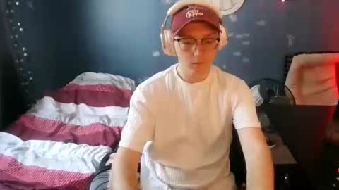 Snapshot of dannyivanny chatting on 12/17/25, 05:52 Daniel online show from 12/17/25, 05:52