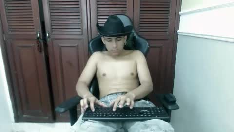 Snapshot of dannyt_hot chatting on 11/19/25, 01:00 dannyt_hot online show from 11/19/25, 01:00