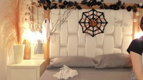 daphne_and_roger online show from 10/15/25, 11:32