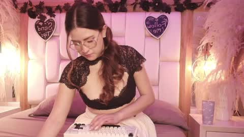 daphne_and_roger online show from 04/08/26, 11:43