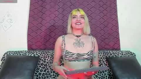 dark_laura6 online show from 10/15/25, 12:33