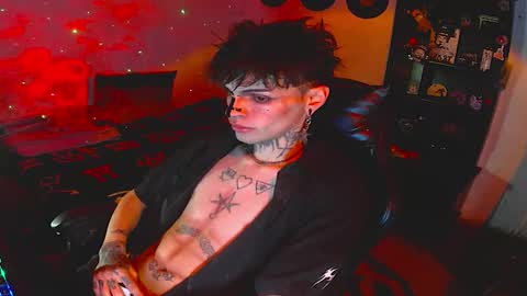 Snapshot of darkness_prince_x chatting on 10/21/25, 04:24 online show from 10/21/25, 04:24