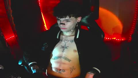 Snapshot of darkness_prince_x chatting on 12/15/25, 07:34 online show from 12/15/25, 07:34