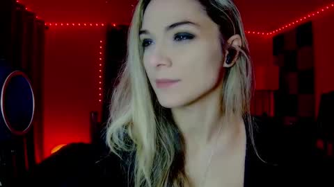 Snapshot of darkskullmistress chatting on 11/06/25, 04:02 roseredgoddess online show from 11/06/25, 04:02