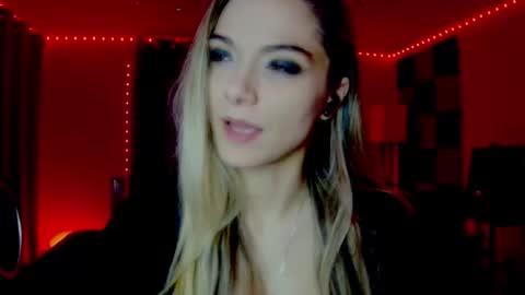 Snapshot of darkskullmistress chatting on 11/07/25, 04:01 roseredgoddess online show from 11/07/25, 04:01