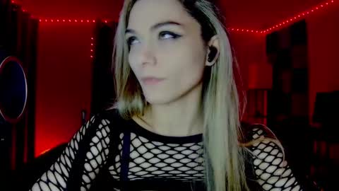 Snapshot of darkskullmistress chatting on 11/19/25, 04:34 roseredgoddess online show from 11/19/25, 04:34