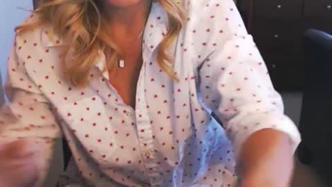 Snapshot of darlingd77 chatting on 01/10/25, 02:45 DarlingD online show from 01/10/25, 02:45