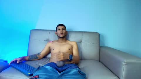 Snapshot of darwinwavex chatting on 04/16/26, 03:02 darwinwavex online show from 04/16/26, 03:02