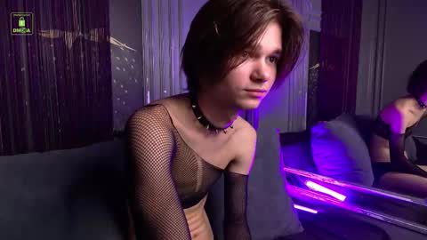 Snapshot of davidleatherhoff chatting on 11/17/25, 02:01 DAVID online show from 11/17/25, 02:01