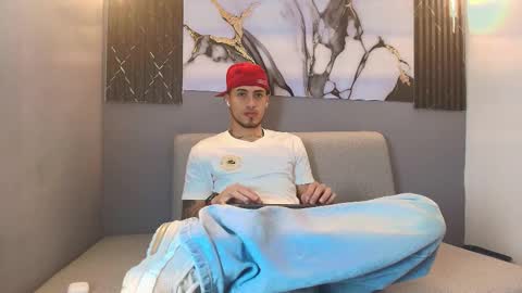 Snapshot of davin_01 chatting on 12/17/25, 12:11 DAVID online show from 12/17/25, 12:11