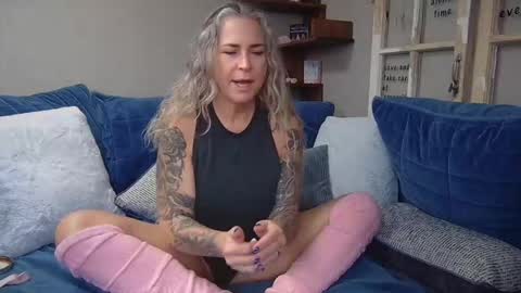 Snapshot of dd_delish chatting on 01/13/26, 07:08 dd_delish online show from 01/13/26, 07:08