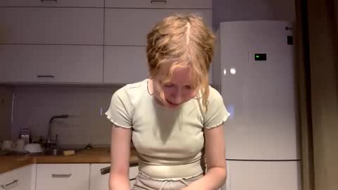 Hello My name is Sarah im new model here and little but shy. online show from 12/18/25, 02:45