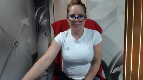 hi guys i m a cute milf i m here for good time and nice people pls be respectfool and enjoy me online show from 03/02/26, 10:11