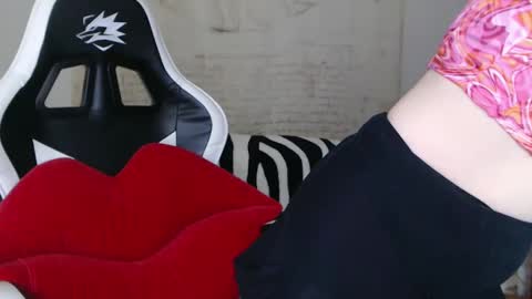 Snapshot of deessedivine chatting on 12/29/24, 02:00 KamiDevi online show from 12/29/24, 02:00