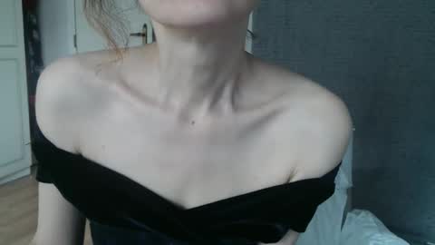 Snapshot of deessedivine chatting on 09/13/25, 12:49 KamiDevi online show from 09/13/25, 12:49