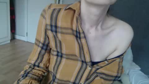 Snapshot of deessedivine chatting on 10/23/25, 12:59 KamiDevi online show from 10/23/25, 12:59