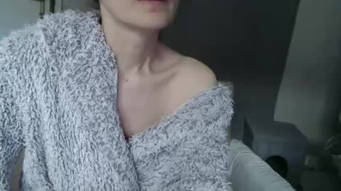 Snapshot of deessedivine chatting on 10/27/25, 02:43 KamiDevi online show from 10/27/25, 02:43