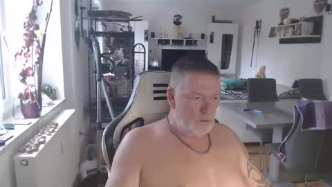 deinprinz2312 online show from 10/28/25, 09:57