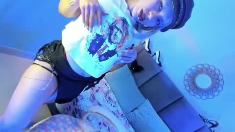 Snapshot of delilah_fix chatting on 09/18/25, 08:33 della online show from 09/18/25, 08:33