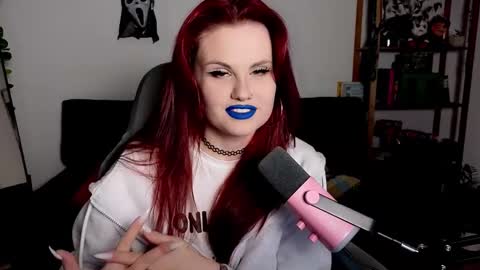 dellacrush_ online show from 12/01/25, 06:02