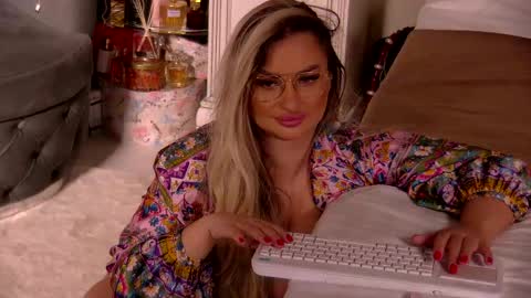 Ela online show from 04/17/26, 09:51