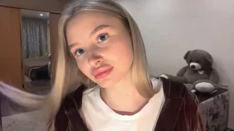 Vi  Victoria online show from 10/18/25, 02:29