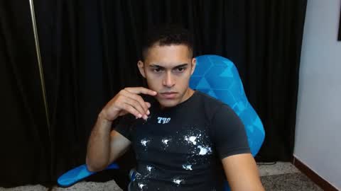 Snapshot of derek_storm_ chatting on 12/17/25, 01:06 D E R E K online show from 12/17/25, 01:06