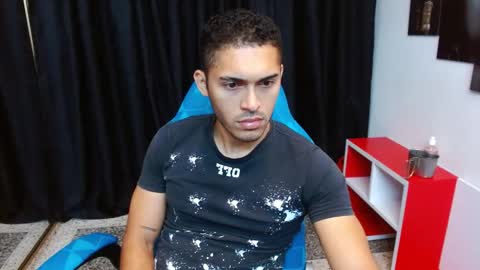 Snapshot of derek_storm_ chatting on 12/22/25, 12:35 D E R E K online show from 12/22/25, 12:35