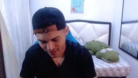 Snapshot of derek_storm_ chatting on 04/07/26, 11:32 D E R E K online show from 04/07/26, 11:32