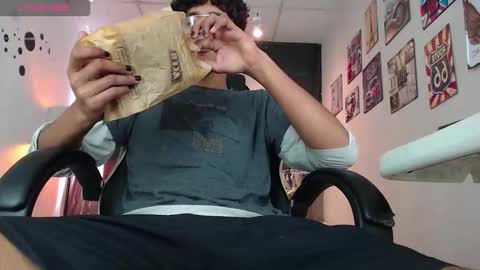 Snapshot of deren_ chatting on 12/14/25, 04:34 DEREN online show from 12/14/25, 04:34