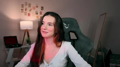 Snapshot of desofia chatting on 12/05/25, 04:32 Maya online show from 12/05/25, 04:32