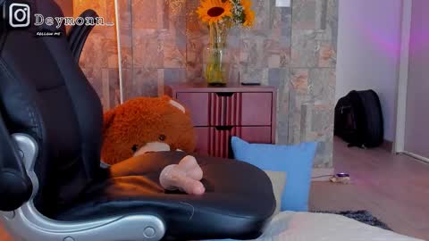 JULIAN online show from 09/19/25, 03:34