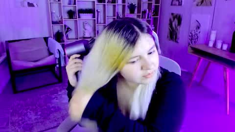 Snapshot of diaangell chatting on 09/19/25, 09:26 Dia online show from 09/19/25, 09:26