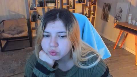 Snapshot of diaangell chatting on 10/26/25, 07:42 Dia online show from 10/26/25, 07:42