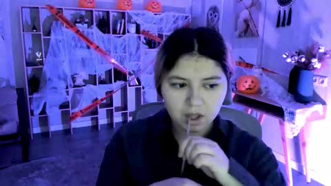 Snapshot of diaangell chatting on 10/31/25, 08:10 Dia online show from 10/31/25, 08:10