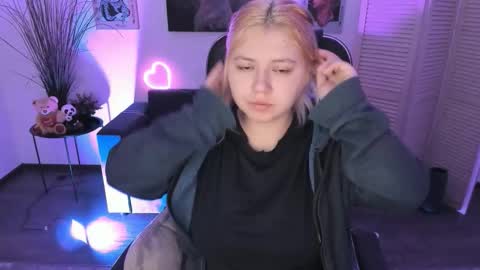 Snapshot of diaangell chatting on 11/23/25, 07:46 Dia online show from 11/23/25, 07:46