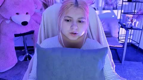 Snapshot of diaangell chatting on 11/24/25, 07:02 Dia online show from 11/24/25, 07:02