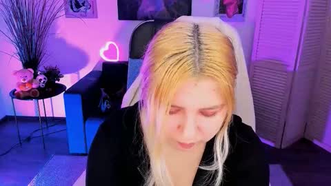 Snapshot of diaangell chatting on 11/26/25, 07:04 Dia online show from 11/26/25, 07:04