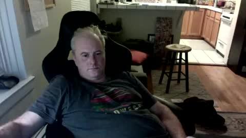 Snapshot of dickflasher5 chatting on 12/18/25, 04:07 Richard Fleischer online show from 12/18/25, 04:07