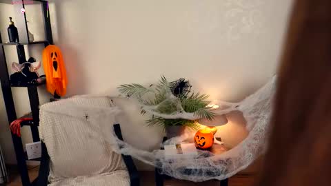 Elwyna online show from 10/28/25, 07:05