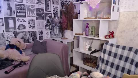 Hi im Alice 3 Im usualy online 03-10 or 17-21 UTC0 online show from 11/11/25, 07:30