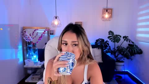 Snapshot of dina_ride chatting on 01/15/25, 12:15 online show from 01/15/25, 12:15