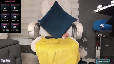 Snapshot of dirty_27cms chatting on 11/23/25, 01:05 dirty_27cms online show from 11/23/25, 01:05