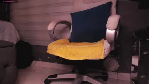 Snapshot of dirty_27cms chatting on 12/19/25, 11:45 dirty_27cms online show from 12/19/25, 11:45