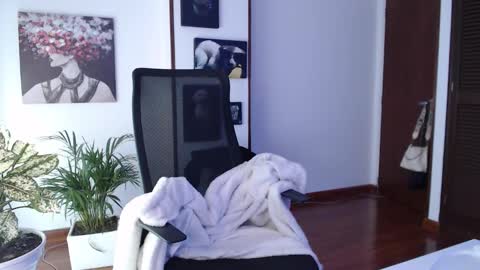 Hera online show from 10/31/25, 12:50