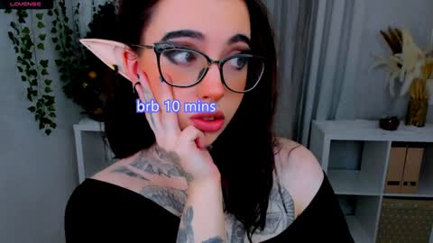 dixipixi_ online show from 12/30/24, 01:36