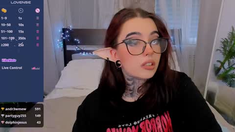 Snapshot of dixipixi_ chatting on 01/11/25, 08:43 dixipixi_ online show from 01/11/25, 08:43