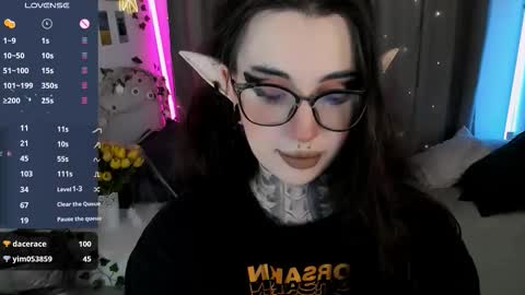 Snapshot of dixipixi_ chatting on 10/25/25, 06:10 dixipixi_ online show from 10/25/25, 06:10