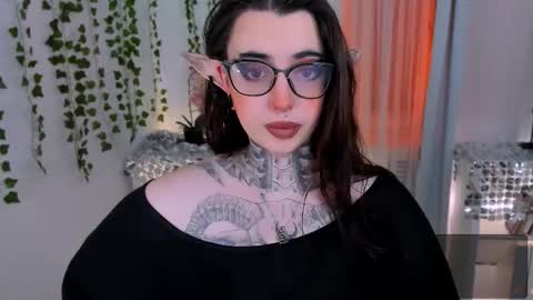 Snapshot of dixipixi_ chatting on 12/19/25, 05:36 dixipixi_ online show from 12/19/25, 05:36